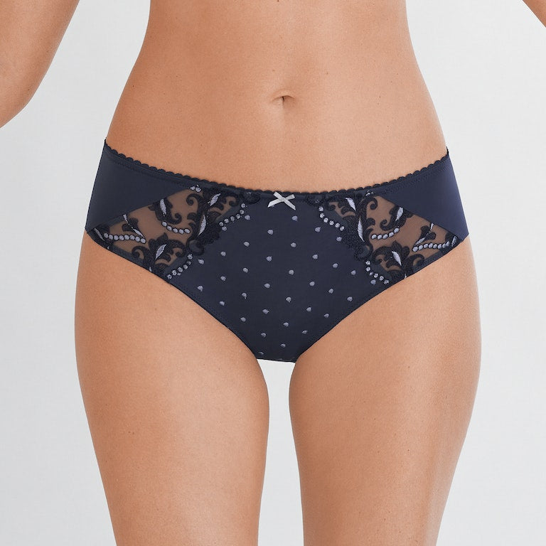 Mėlynos klasikinio kirpimo Felina Secret Delight kelnaitės su nėriniais ir taškeliais ant modelio