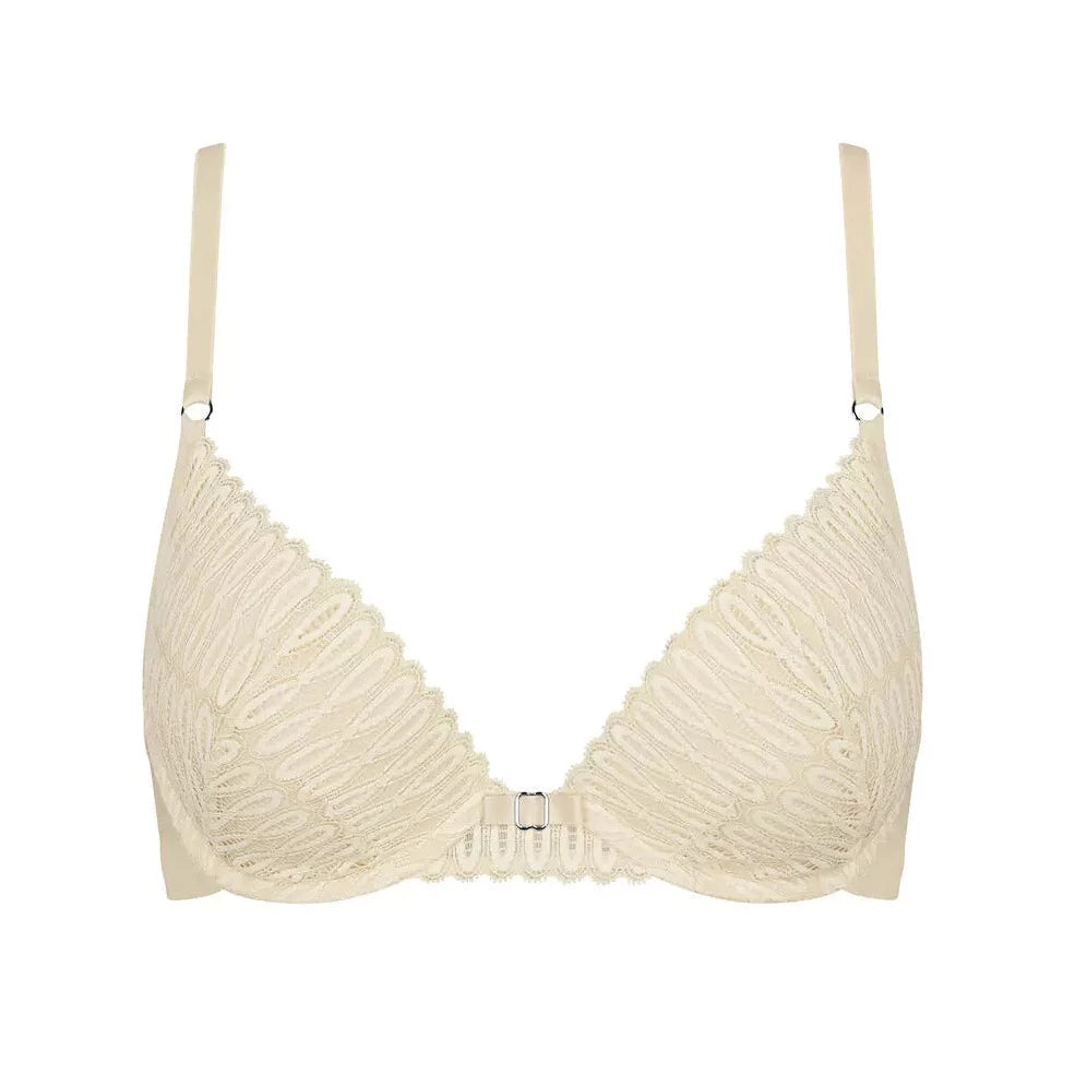 Triumph Aura Spotlight WHU smėlio spalvos nėriniuota push up liemenėlė baltame fone