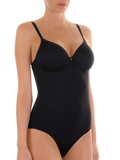 Juoda figūrą formuojanti glaustinukė Conturelle Pure Feeling Spacer Body su lankeliais ant modelio
