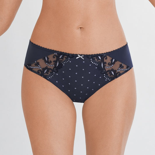 Mėlynos klasikinio kirpimo Felina Secret Delight kelnaitės su nėriniais ir taškeliais ant modelio