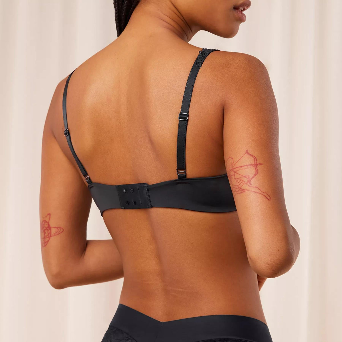 Liemenėlė Triumph Body Make-Up Illusion Lace Balconette vaizdas iš nugaros rodantis petnešėles ir užsegimą