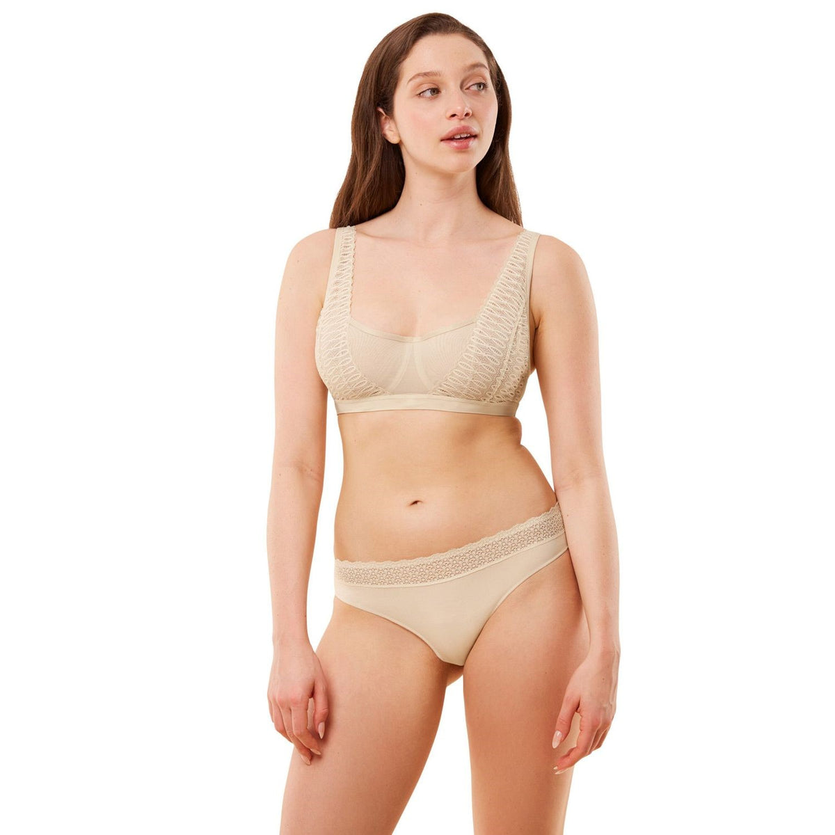 Smėlio spalvos liemenėlė Triumph Aura Spotlight T W02 ant modelio