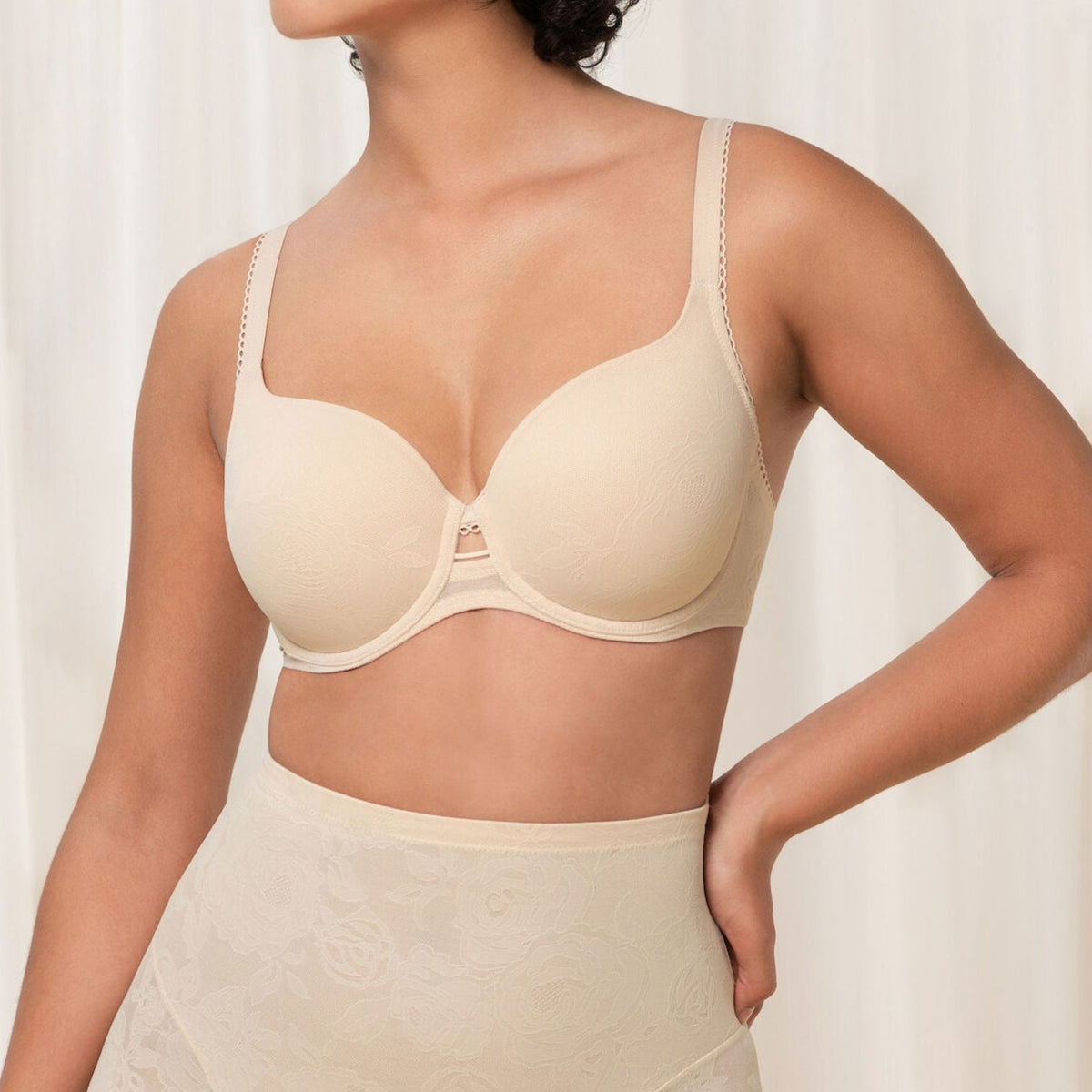 Smėlio spalvos liemenėlė su pakietintais kaušeliais Triumph Wild Rose Sensation WP iš priekio