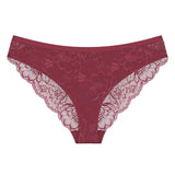 Bordo spalvos nėriniuotos braziliško stiliaus kelnaitės Triumph Amourette Charm baltame fone