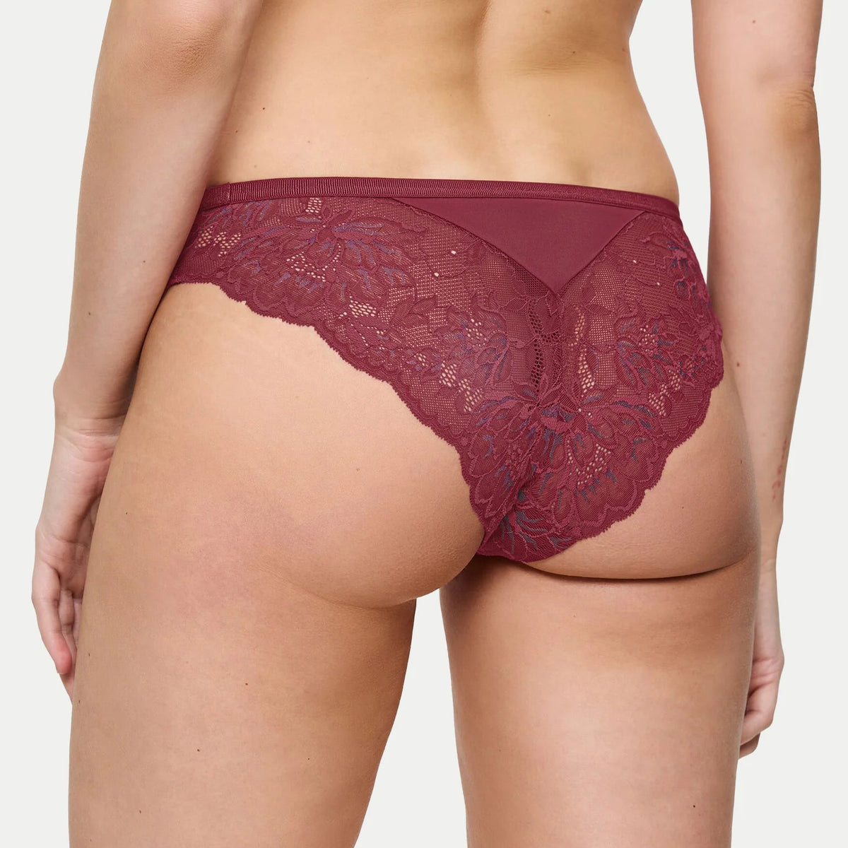 Bordo spalvos nėriniuotos braziliško stiliaus kelnaitės Triumph Amourette Charm – nugaros vaizdas