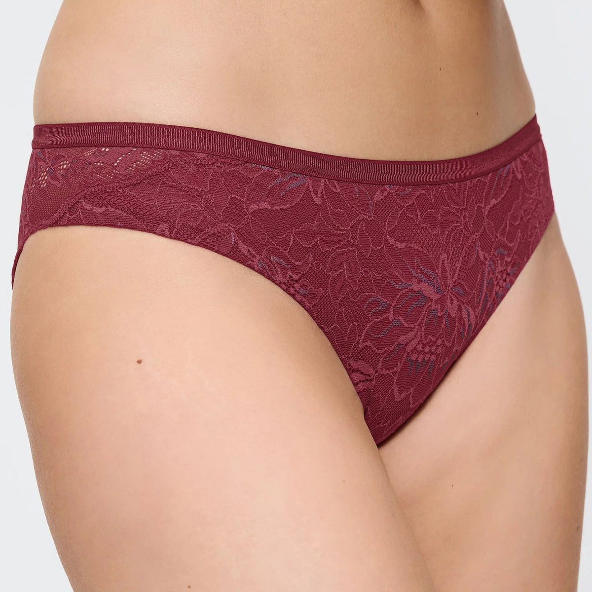 Bordo spalvos nėriniuotos braziliško stiliaus kelnaitės Triumph Amourette Charm – vaizdas iš šono
