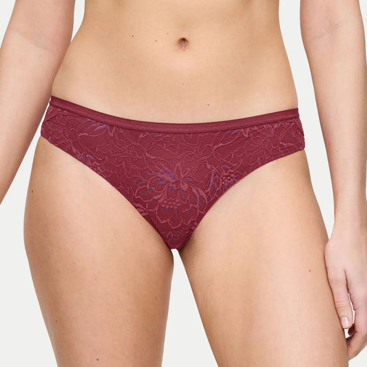 Bordo spalvos nėriniuotos braziliško stiliaus kelnaitės Triumph Amourette Charm ant modelio
