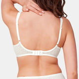 Triumph liemenėlė vizualiai mažina krūtinę