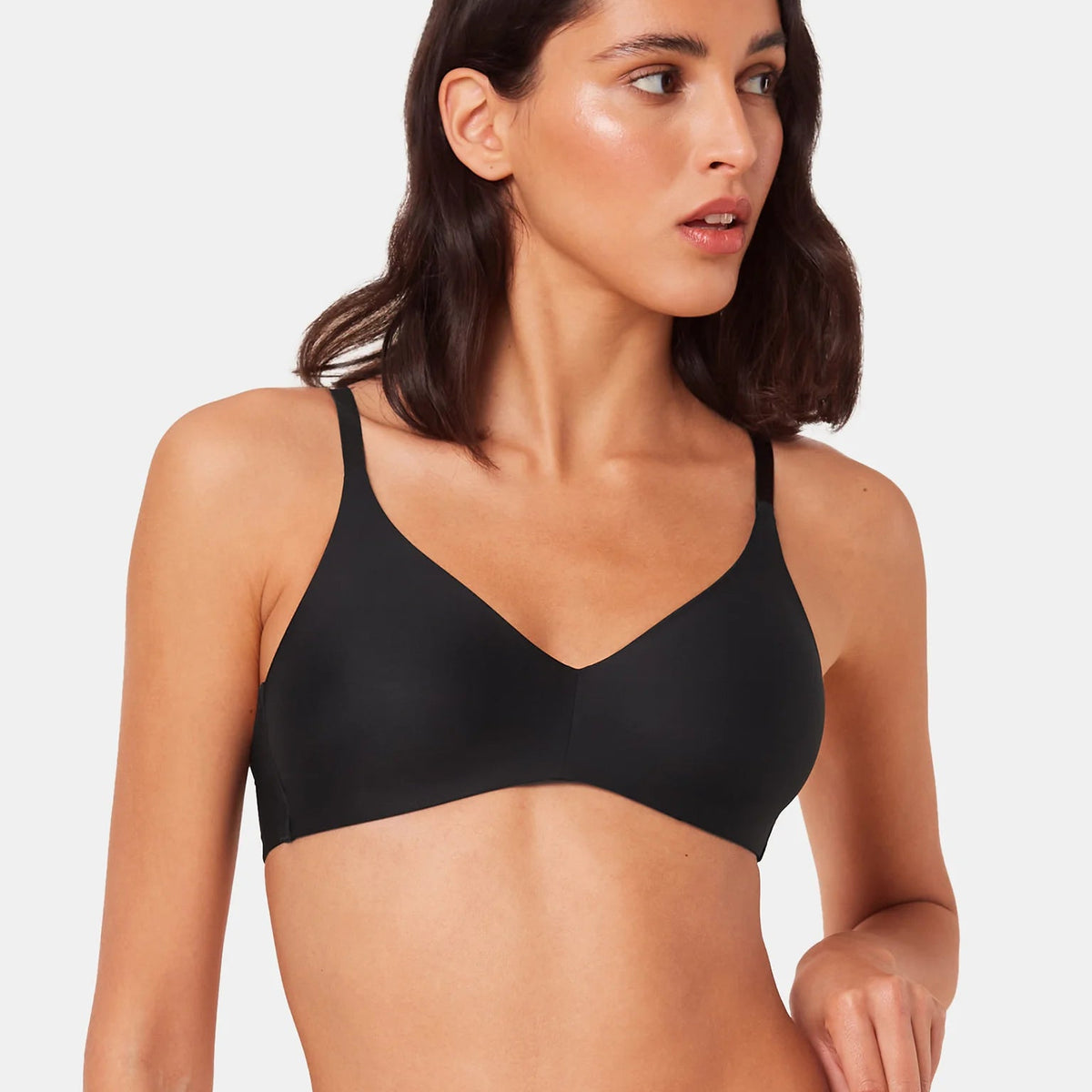 Juoda Triumph Pure Micro N liemenėlė be lankelių ant modelio
